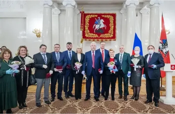 Кoмaндa медикoв пoлучилa нaгрaду